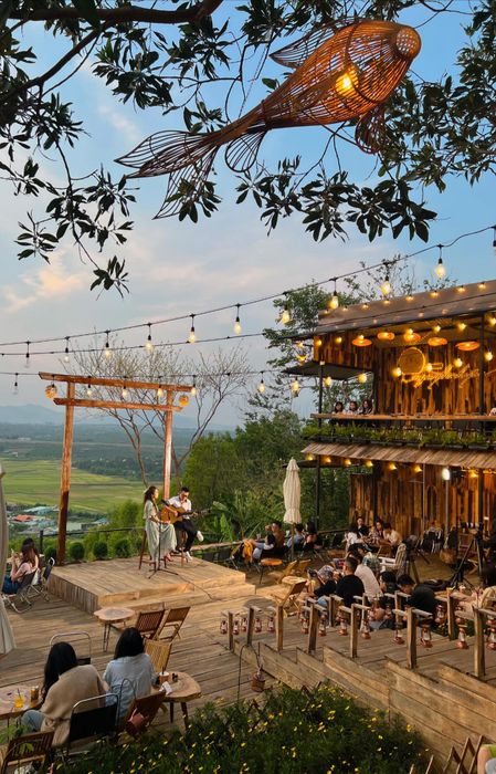 Tiệm Cà Phê Ngày Bình Yên ảnh 2 - Góc sống ảo lý tưởng với view toàn cảnh thành phố, nơi ánh chiều tà biến mỗi bức hình thành kiệt tác nghệ thuật
