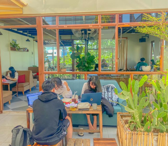 The Fan - Coffee & Milktea ảnh 2 - Góc sống ảo đầy nghệ thuật với ánh sáng tự nhiên tinh khiết xuyên qua khung cửa, tạo nên bức tranh minimalism đẹp mê hoặc