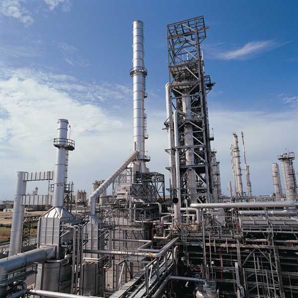 Ca(OH)2 hỗ trợ trong việc lọc dầu, giúp loại bỏ tạp chất và tạo kết tủa, mang lại sản phẩm dầu sạch hoàn hảo.