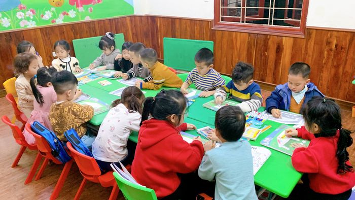 Giáo viên bản ngữ và học sinh trong giờ học tại Victoria