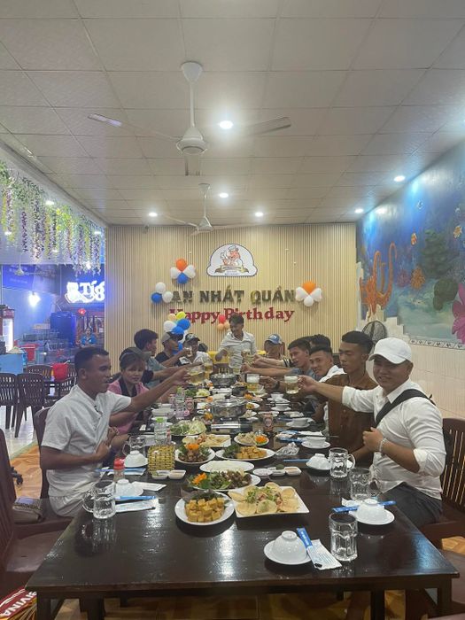 Không gian nhộn nhịp và món ngon đặc sản tại An Nhất Quán