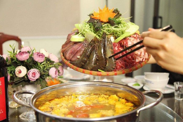 Không gian ấm cúng cùng món lẩu cua đồng đặc biệt