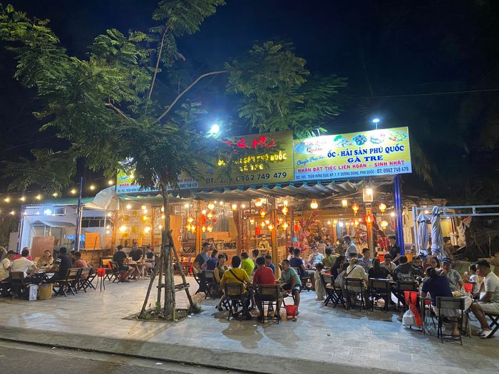 Không gian ấm cúng và những món ốc đặc sản tại Tiểu Nhị Quán