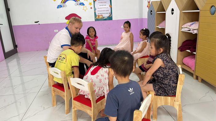 Hình ảnh lớp học sinh động tại Happy English Bắc Giang