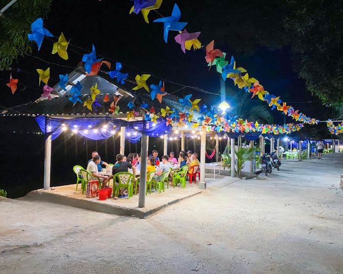 Không gian bungalow và view biển đẹp tại Quán Nhậu Hoàng Hôn