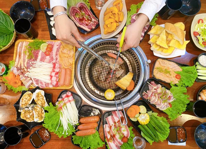 Không gian ấm cúng và món ngon đặc trưng tại Nướng Cung Đình