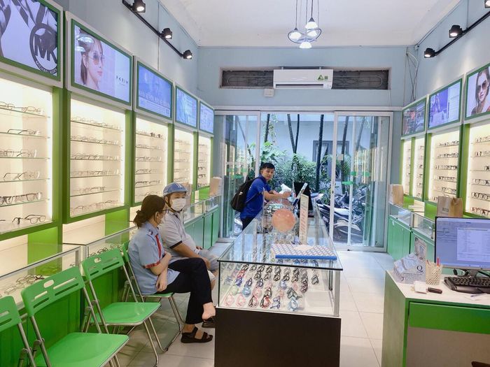 Không gian sang trọng tại cửa hàng mắt kính Butitan