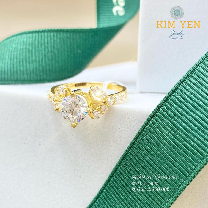 Không gian trưng bày sang trọng tại Tiệm Vàng Kim Yến