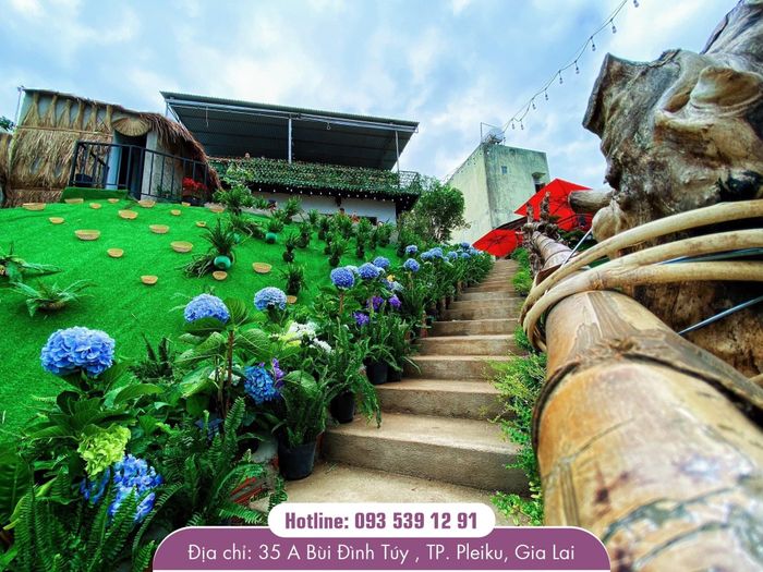 Covy Panorama Coffee ảnh 2 - Khoảnh khắc ánh sáng lung linh hòa quyện cùng kiến trúc độc đáo, tạo nên bức tranh sống động giữa lòng phố núi.