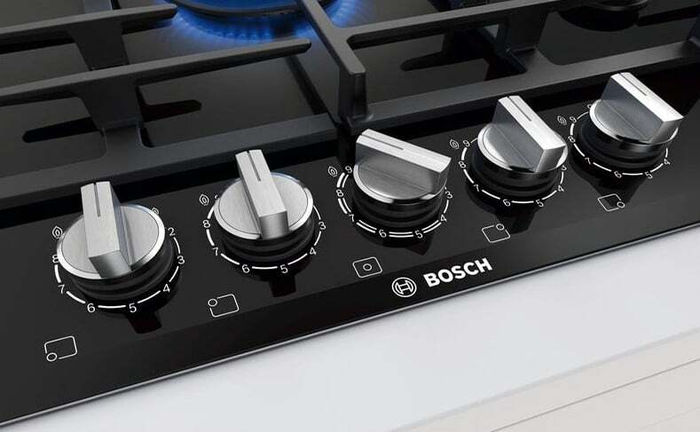 Bếp gas Bosch PPQ7A6B90 có 5 núm vặn điều khiển riêng cho 5 vùng nấu