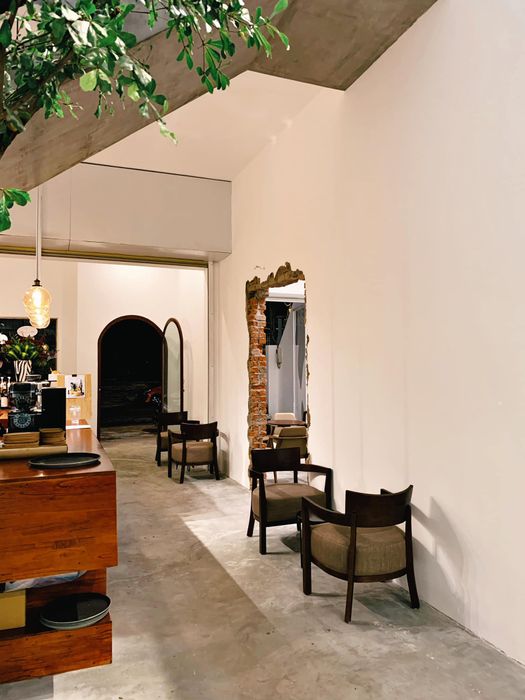 LIL JUN coffee studio ảnh 2 - Góc sống ảo đậm chất nghệ thuật với những mảng tường thô mộc và điểm nhấn decor độc đáo, tạo nên background hoàn hảo cho bộ ảnh triệu like