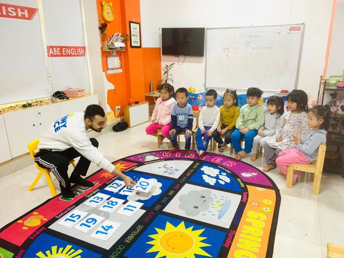 Lớp học tương tác đầy màu sắc tại ABC English