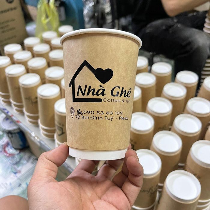 Nhà Ghé ảnh 3 - Góc sống ảo đầy mộng mơ với ánh sáng vàng ấm áp xuyên qua khung cửa kính, tạo nên khung hình vintage đẹp tựa tranh nghệ thuật