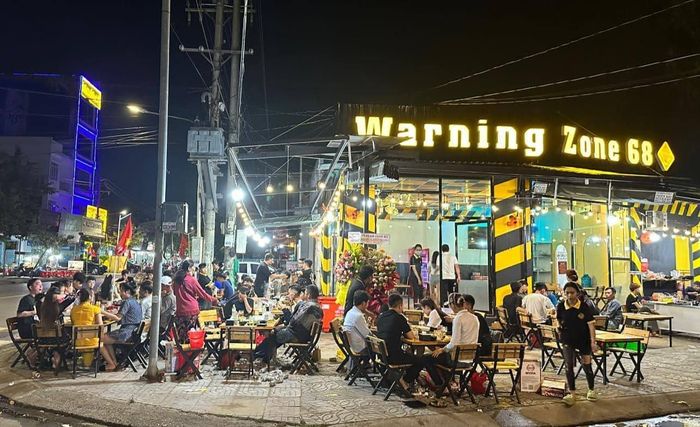 Hình ảnh không gian Warning Zone 68 về đêm