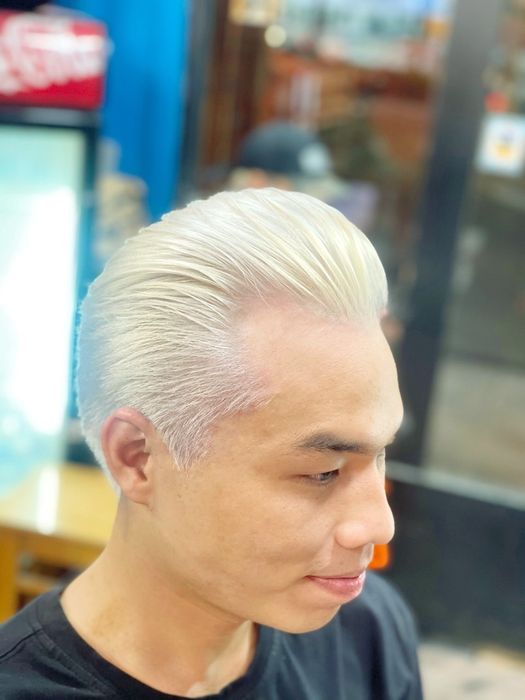 Hình ảnh thực tế về phong cách phục vụ chuyên nghiệp tại Đông Tây Barbershop