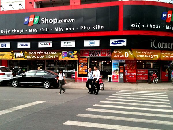 Hình ảnh FPT Shop - Không gian trưng bày sang trọng