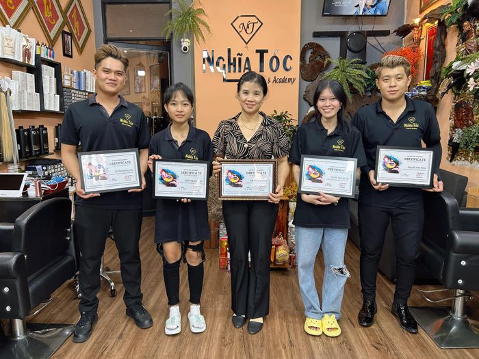 Học viên thực hành tại Nghĩa Tóc Salon & Academy