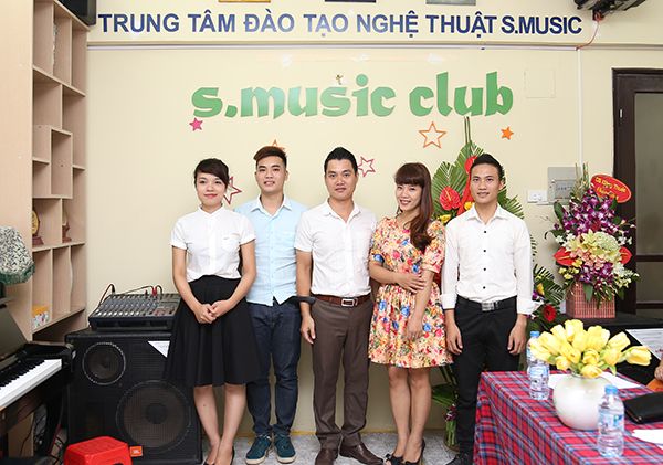 Hình ảnh tư vấn chuyên nghiệp tại S-Music - Định hướng lộ trình học tập phù hợp với từng học viên