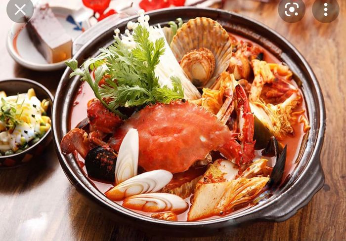 Không gian ấm cúng tại nhà hàng Ông Bà Năm
