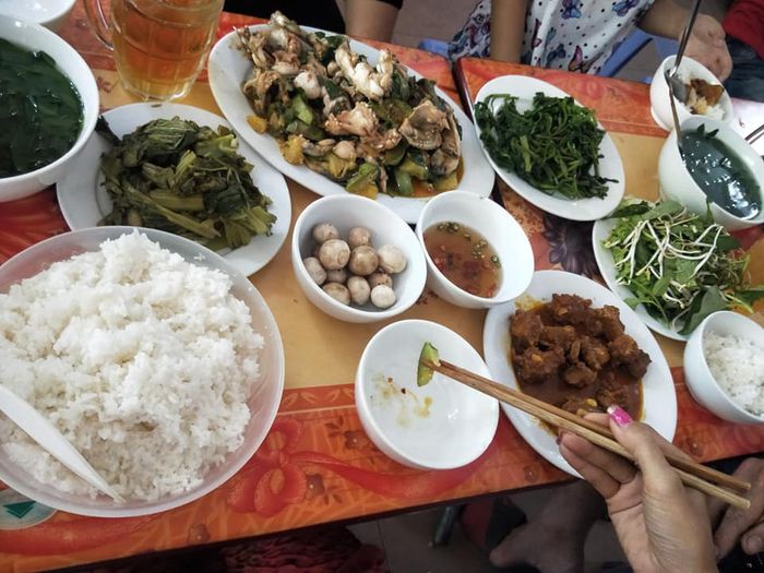 Hình ảnh: Những mâm cơm gia đình ấm cúng tại Quán cơm Bà Vinh với đầy đủ món ngon truyền thống