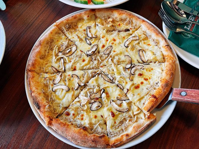 Không gian ấm cúng tại Lee's Pizza House - Ảnh 1
