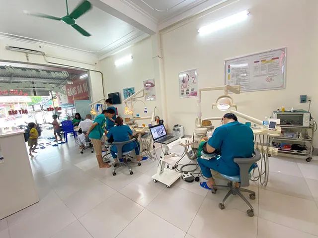 Phòng khám Răng Hà Nội – Bắc Kạn là lựa chọn lý tưởng với không gian rộng rãi và đội ngũ y bác sĩ giàu kinh nghiệm, mang đến dịch vụ nha khoa chất lượng cao.