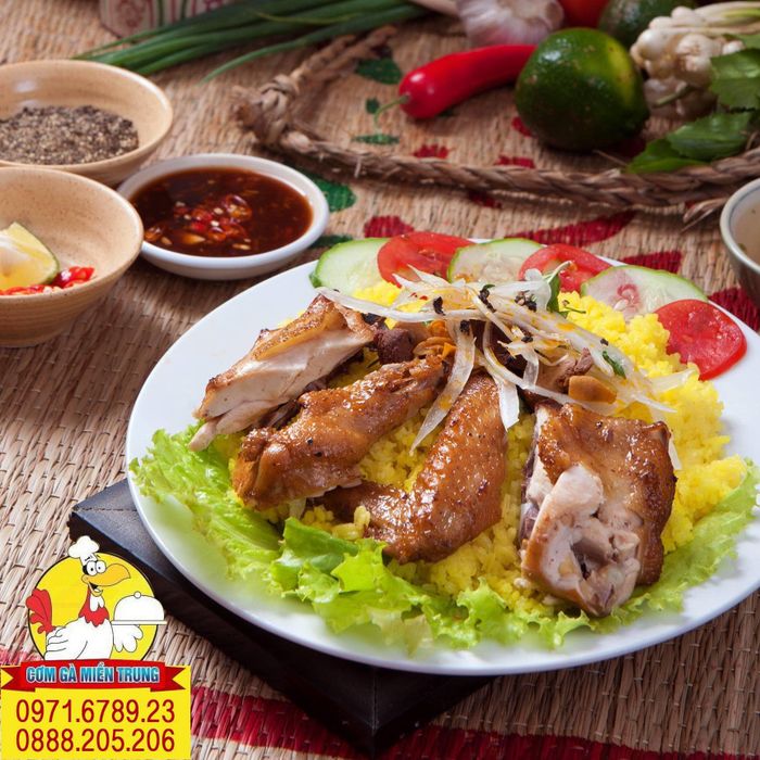 Hình ảnh: Suất cơm gà Miền Trung vàng ruộm với thịt gà xé phay, rau sống tươi xanh bày trên mâm gỗ