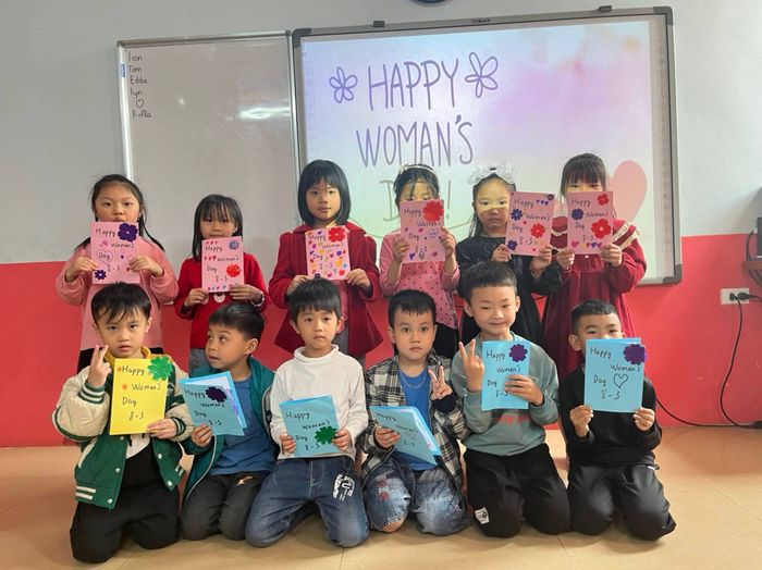 Hình ảnh lớp học sinh động tại Anh ngữ Doraemon