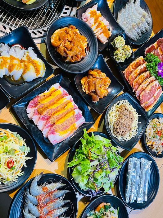 Các món nướng tươi ngon được chế biến tại bàn ở Buffet Cung Đình