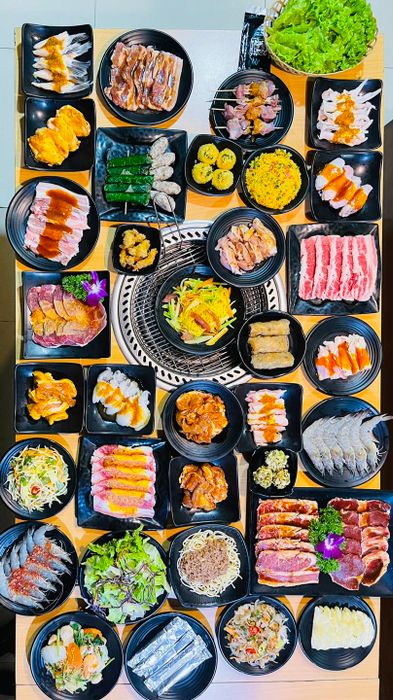 Không gian sang trọng và bàn tiệc hấp dẫn tại Buffet Cung Đình