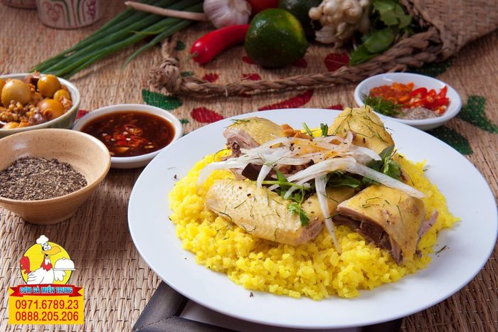 Hình ảnh: Không gian quán mang phong cách Hội An với đèn lồng đỏ và bàn ghế gỗ mộc mạc