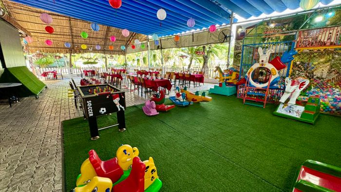 Góc nhìn toàn cảnh về khuôn viên rộng lớn của Ẩm thực Sân vườn Mái Lá