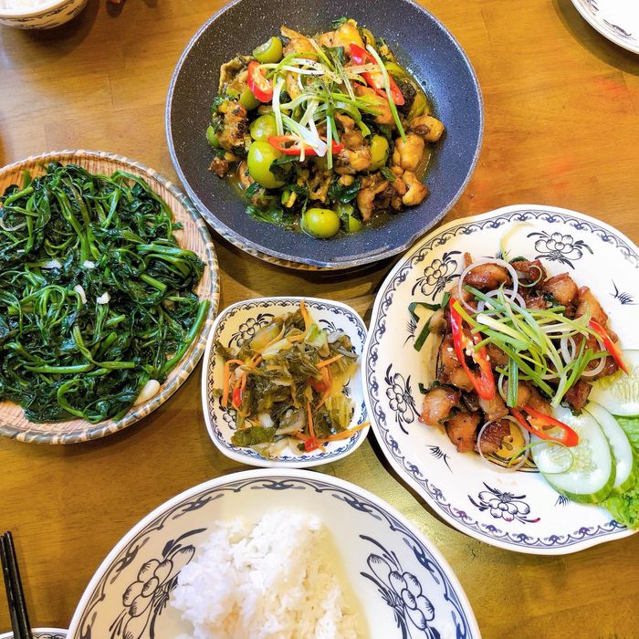 Hình ảnh: Không gian sang trọng của Cáo Restaurant với thiết kế hiện đại pha nét cổ điển, bàn ăn được bày biện tinh tế