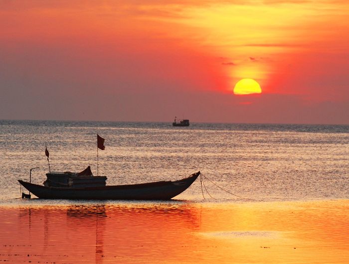 Hình ảnh minh họa số 1 - Đoàn thuyền đánh cá giữa biển đêm trăng vàng