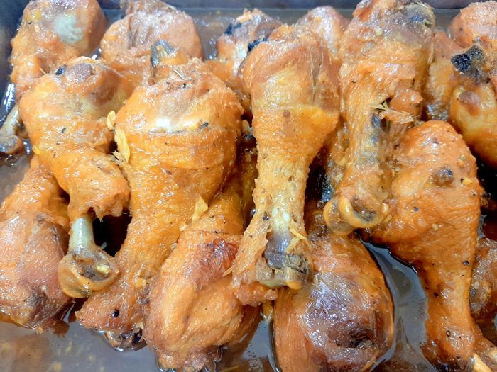 Hình ảnh: Quán cơm nhỏ với bàn ghế gỗ đơn sơ, khách hàng cười tươi bên dĩa cơm nghi ngút khói