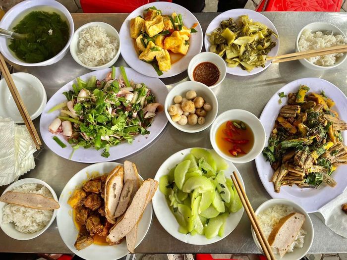 Hình ảnh: Không gian quán rộng rãi với bàn ghế gỗ ấm cúng, những dĩa cơm nóng hổi bày biện đẹp mắt