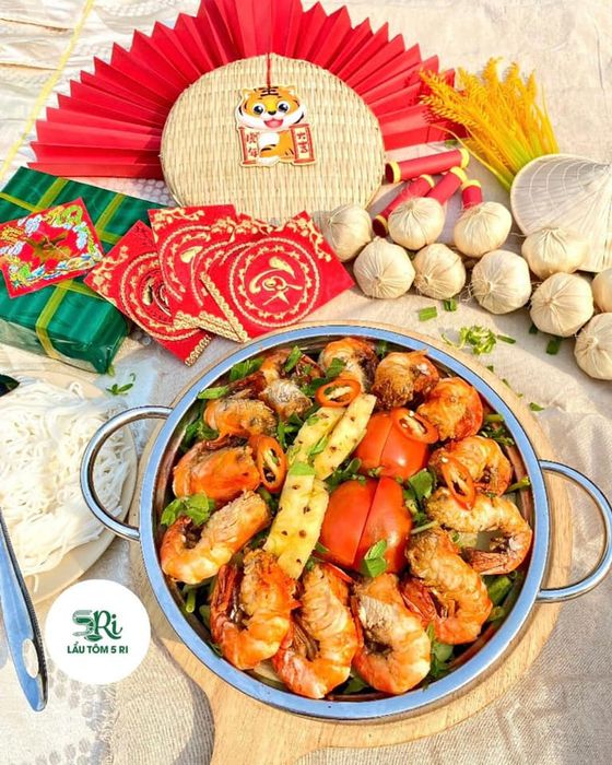 Nồi lẩu thủy hải sản hấp dẫn tại Lẩu Tôm 5 Ri