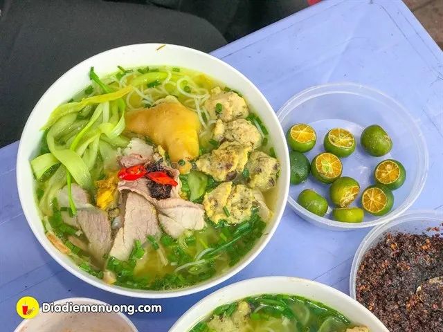 Không gian quán nhỏ nhưng đông khách mỗi sáng