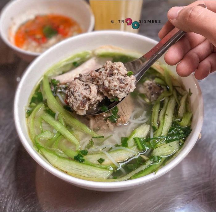 Không gian quán giản dị nhưng đông khách