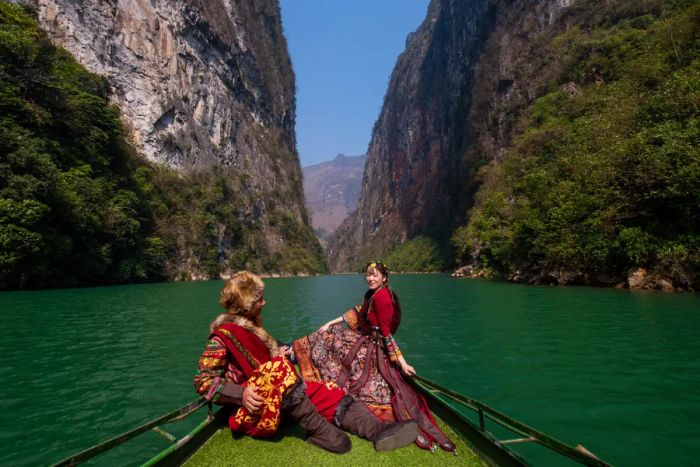 Hà Giang ảnh 2 - Cung đường Hạnh Phúc quanh co giữa núi rừng, nơi những bức tường đá tai mèo sừng sững bên những thửa ruộng bậc thang vàng óng mùa lúa chín.