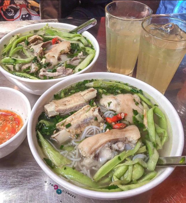 Bát bún dọc mùng thơm ngon đầy màu sắc