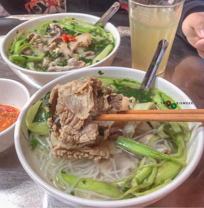 Hình ảnh bát bún dọc mùng thơm ngon đầy màu sắc