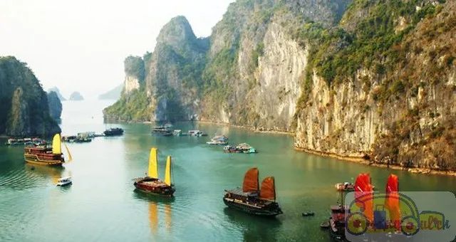 Vịnh Hạ Long ảnh 1 - Bình minh trên vịnh với những tia nắng vàng đầu tiên chiếu rọi lên những đảo đá vôi sừng sững, tạo nên bức tranh thủy mặc sống động giữa biển nước xanh ngắt.