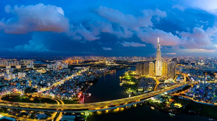 Thành phố Hồ Chí Minh ảnh 2 - Khoảnh khắc bình minh trên bến Bạch Đằng, nơi dòng sông Sài Gòn lấp lánh phản chiếu những tia nắng đầu ngày và nhịp sống mới bắt đầu.