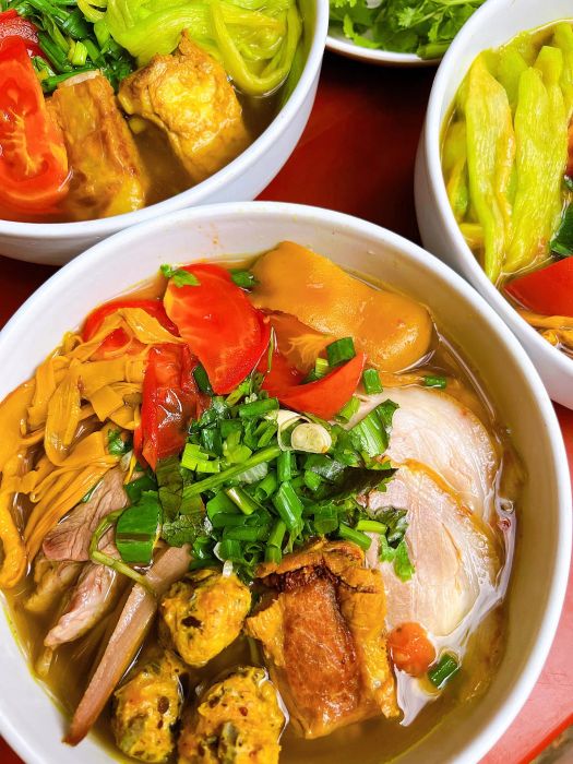 Hình ảnh món bún đầy đặn với nhiều topping hấp dẫn