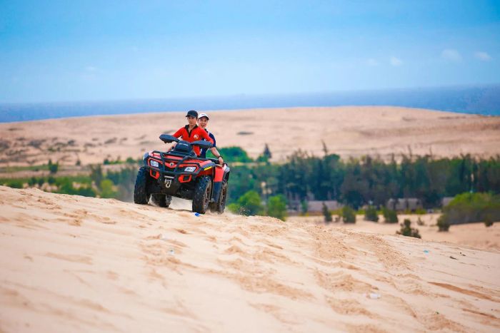 Phan Thiết ảnh 2 - Hoàng hôn tím biếc phủ lên bãi biển Mũi Né, nơi những con thuyền thúng của ngư dân in bóng trên mặt nước lấp lánh như dát vàng.