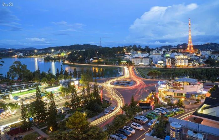 Đà Lạt ảnh 1 - Hình ảnh đầu tiên về thành phố sương mù với hồ Than Thở phẳng lặng như tấm gương khổng lồ, phản chiếu bầu trời xanh thẳm và những rặng thông vi vu gió.
