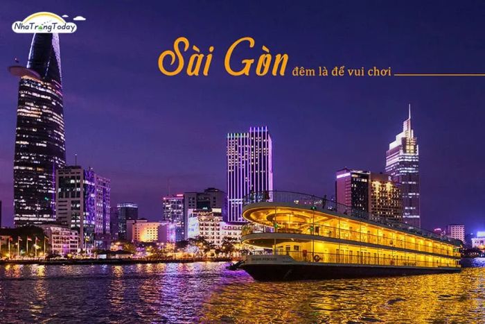 Huế ảnh 2 - Hoàng hôn tím biếc phủ lên Đại Nội, ánh đèn vàng hắt lên những bức tường rêu phong cổ kính, tạo nên khung cảnh giao thoa giữa quá khứ và hiện tại.