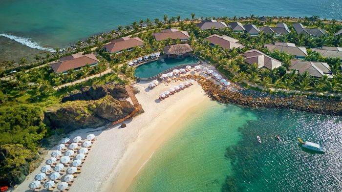Nha Trang ảnh 2 - Toàn cảnh Vinpearl Land lung linh về đêm với cầu cáp dài vắt qua biển, những tòa lâu đài rực rỡ ánh đèn như một thiên đường giải trí giữa biển khơi.