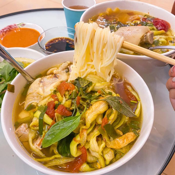 Không gian ấm cúng quán bún Hàng Nón